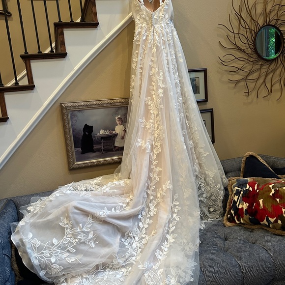 WEDDING DRESS NEVER WORN & NO PREVIOUS ALTERATIONS - Picture 6 of 14